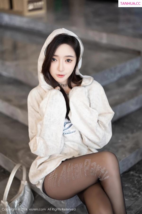 王馨瑶  [XiuRen]高清写真图 2024.02.23 No.8135 王馨瑶yanni 美腿黑丝第11张图片